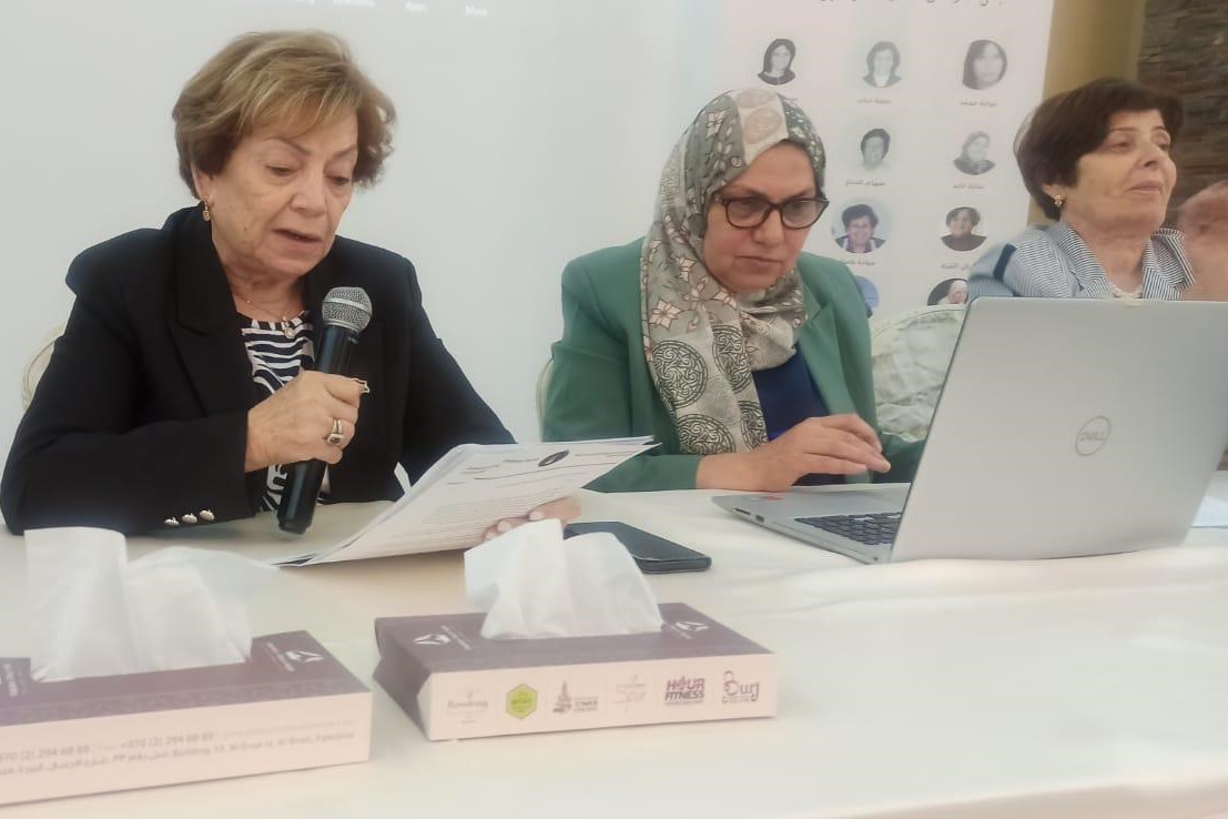 رئيسة الاتحاد العام للمرأة الفلسطينية انتصار الوزير تتلو البيان الختامي للاجتماع